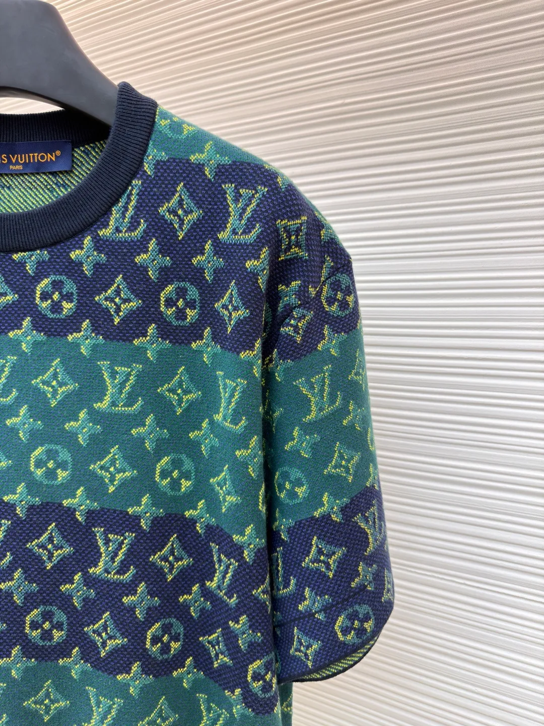 LOUIS VUITTON Contrast Color Jacquard Knitted Crewneck ●Original version: Purchased and developed by 13521 ●Item number: 1680862-A85 ●Material: knitted fabric ●Technology: jacquard production ●Version: fitted version ●Weight: about 375g ●Size: The contrasting horizontal stripes incorporate trompe l'oeil 3D effect Monogram elements, and exquisite jacquard craftsmanship interprets traditional sports style. The overall wiring is straight and delicate, the fabric is comfortable and soft, and the color is consistent without color difference. It can be matched with the same style to create a fashionable look and control various occasions. Customized accessories, complete with three standards, same style for men and women!
